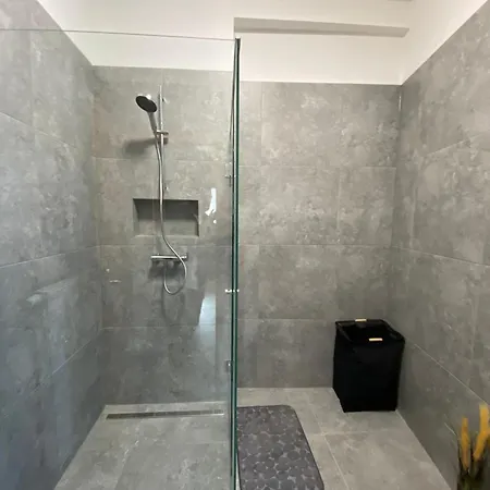 Keřová 7 *